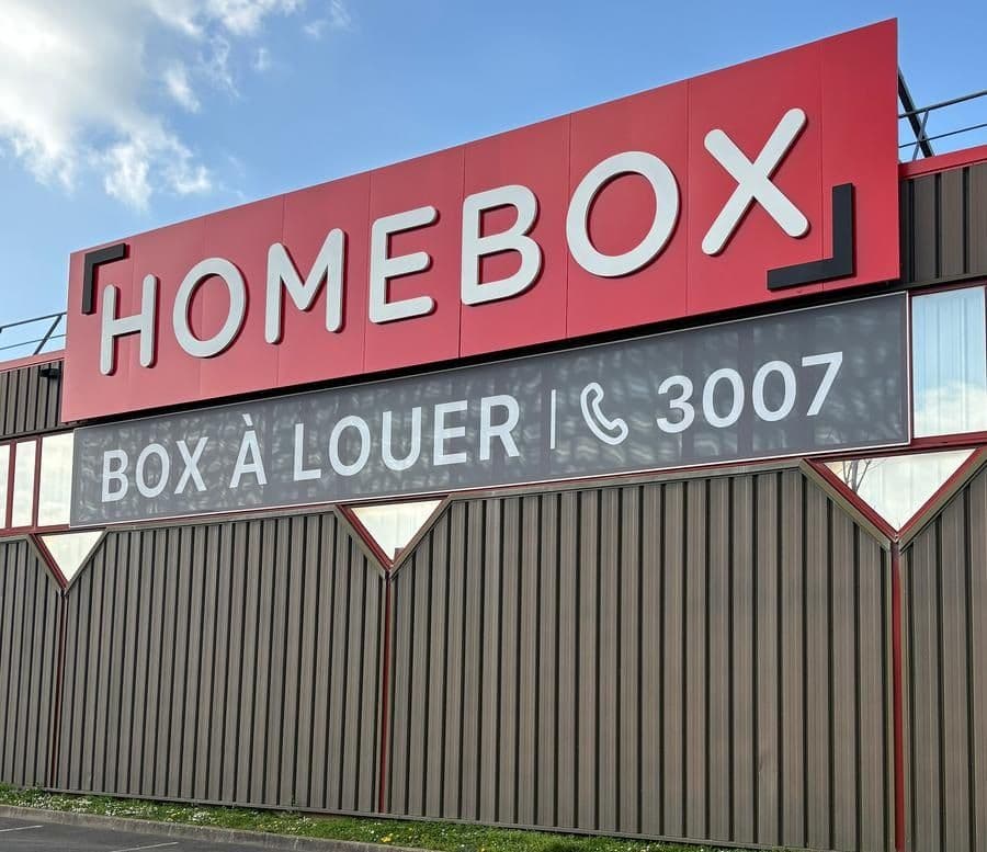 Enseigne HOMEBOX sur la façade du centre HOMEBOX Collégien.