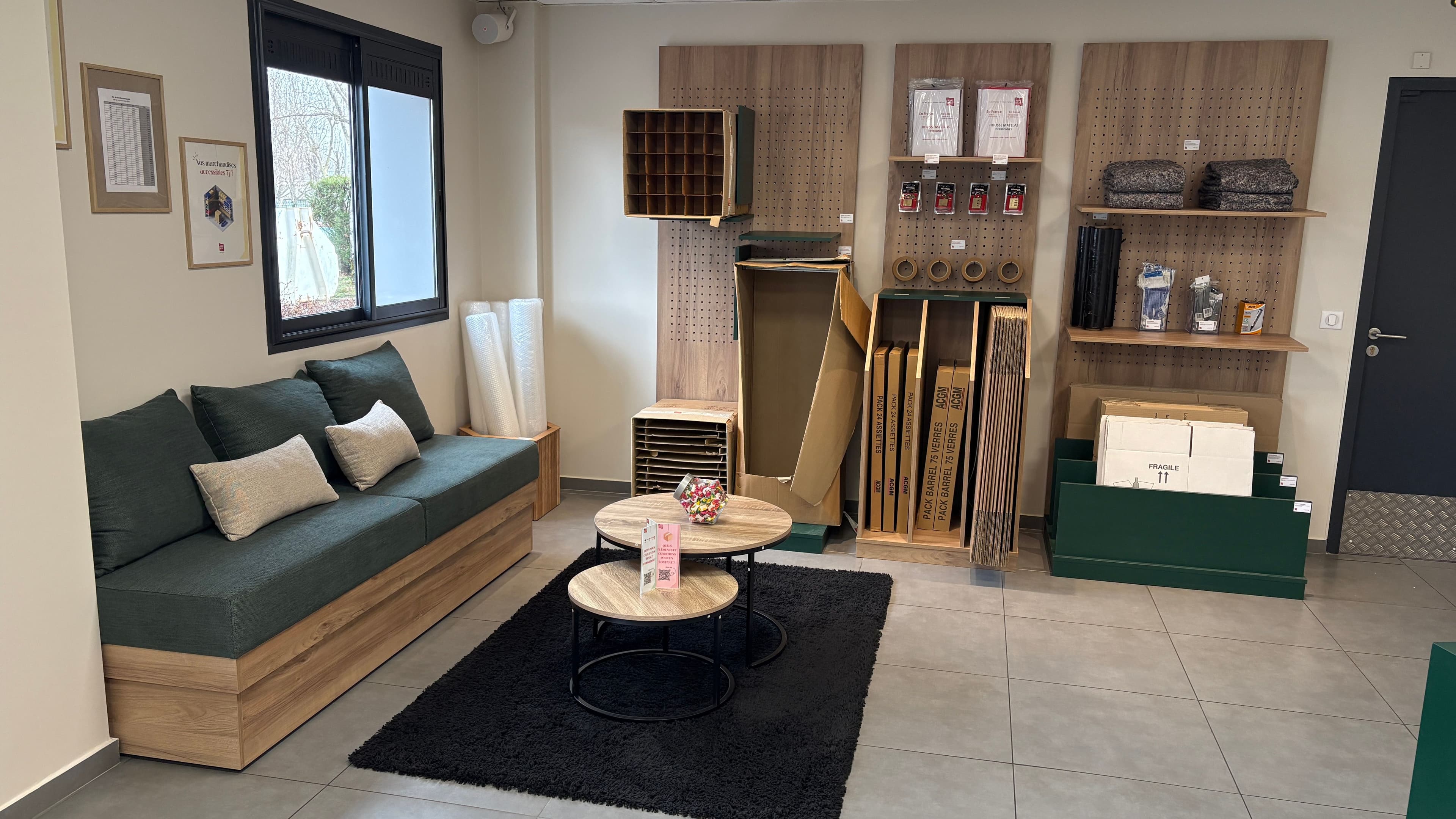 Espace détente avec canapé et fournitures de déménagement au centre HOMEBOX Collégien.