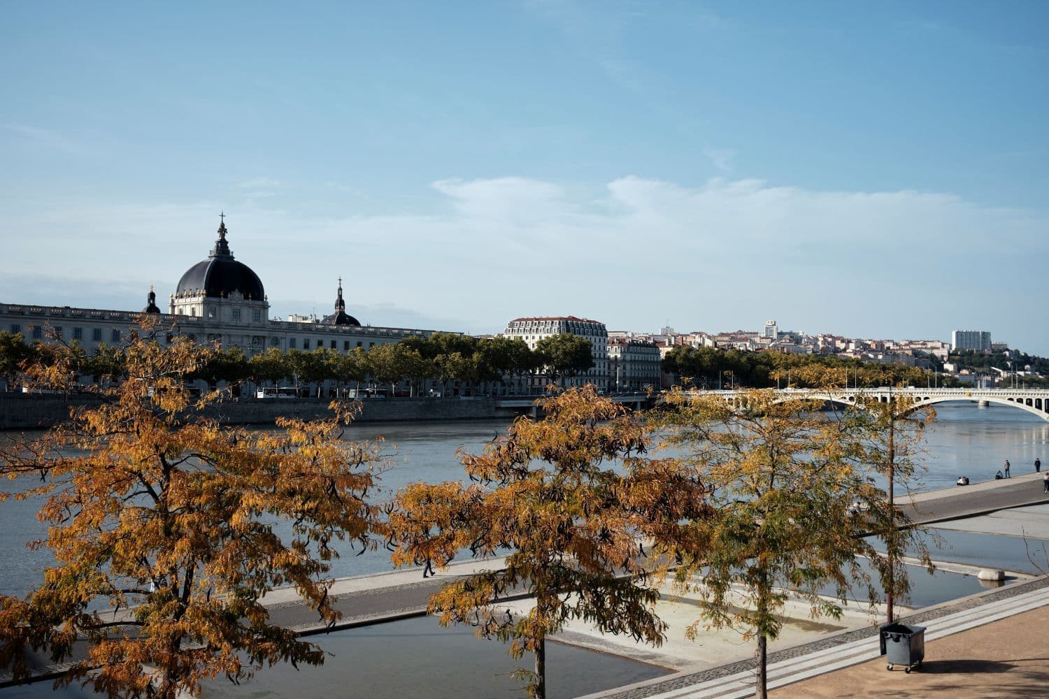 Vue sur les espaces piétons des quais à Lyon
