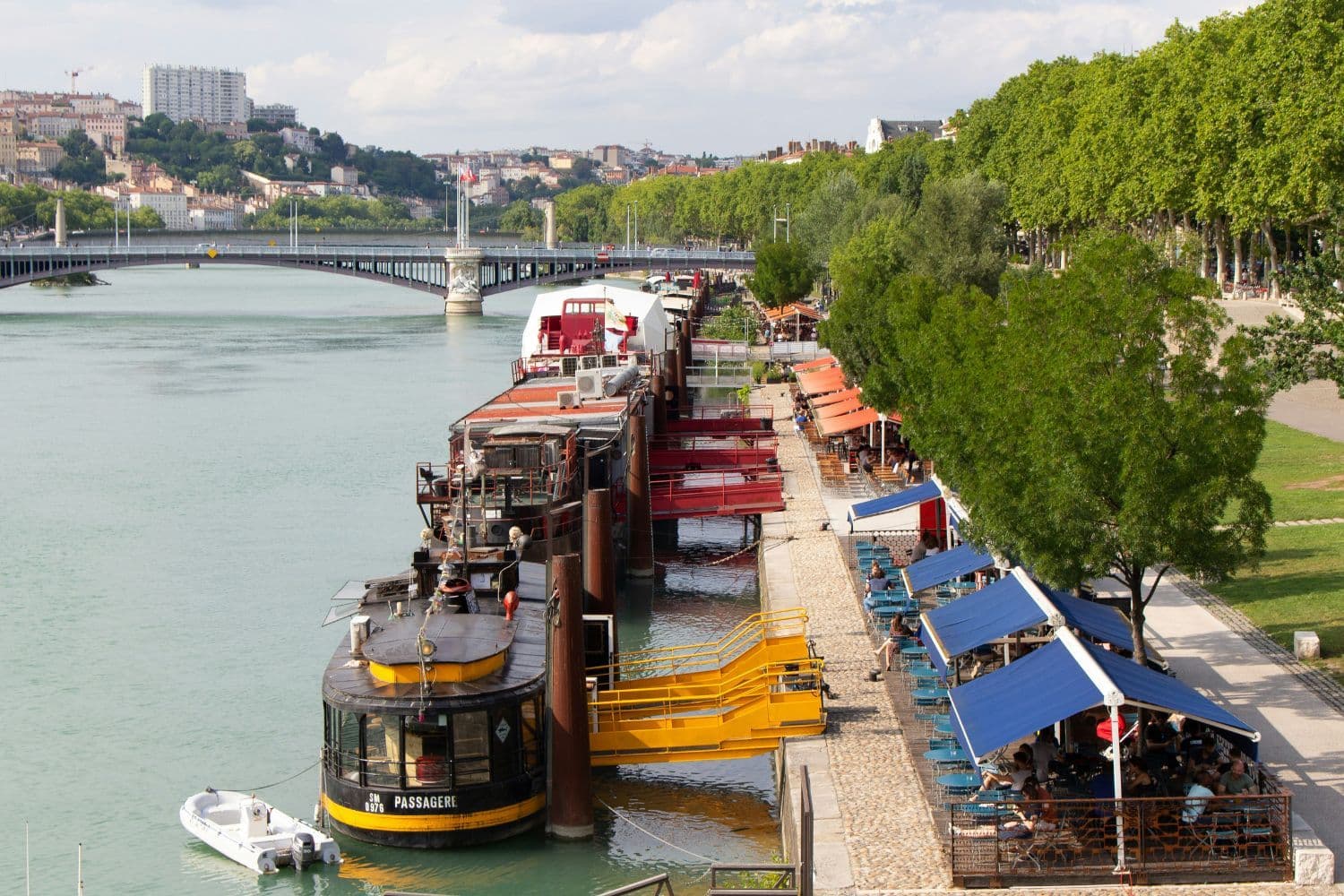 Péniches et terrasses sur les quais à Lyon