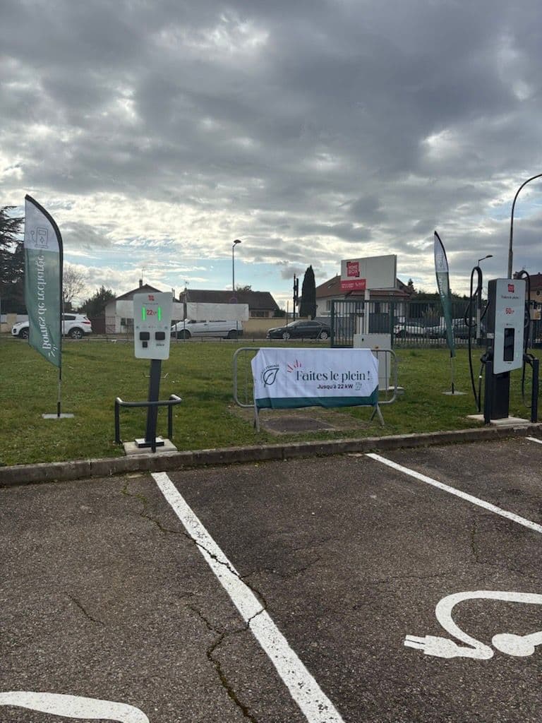 Bornes de recharge électrique sur le parking avec oriflammes et panneau Faites le plein, HOMEBOX Lyon Décines-Villeurbanne, 21 rue Emile Zola à Décines-Charpieu