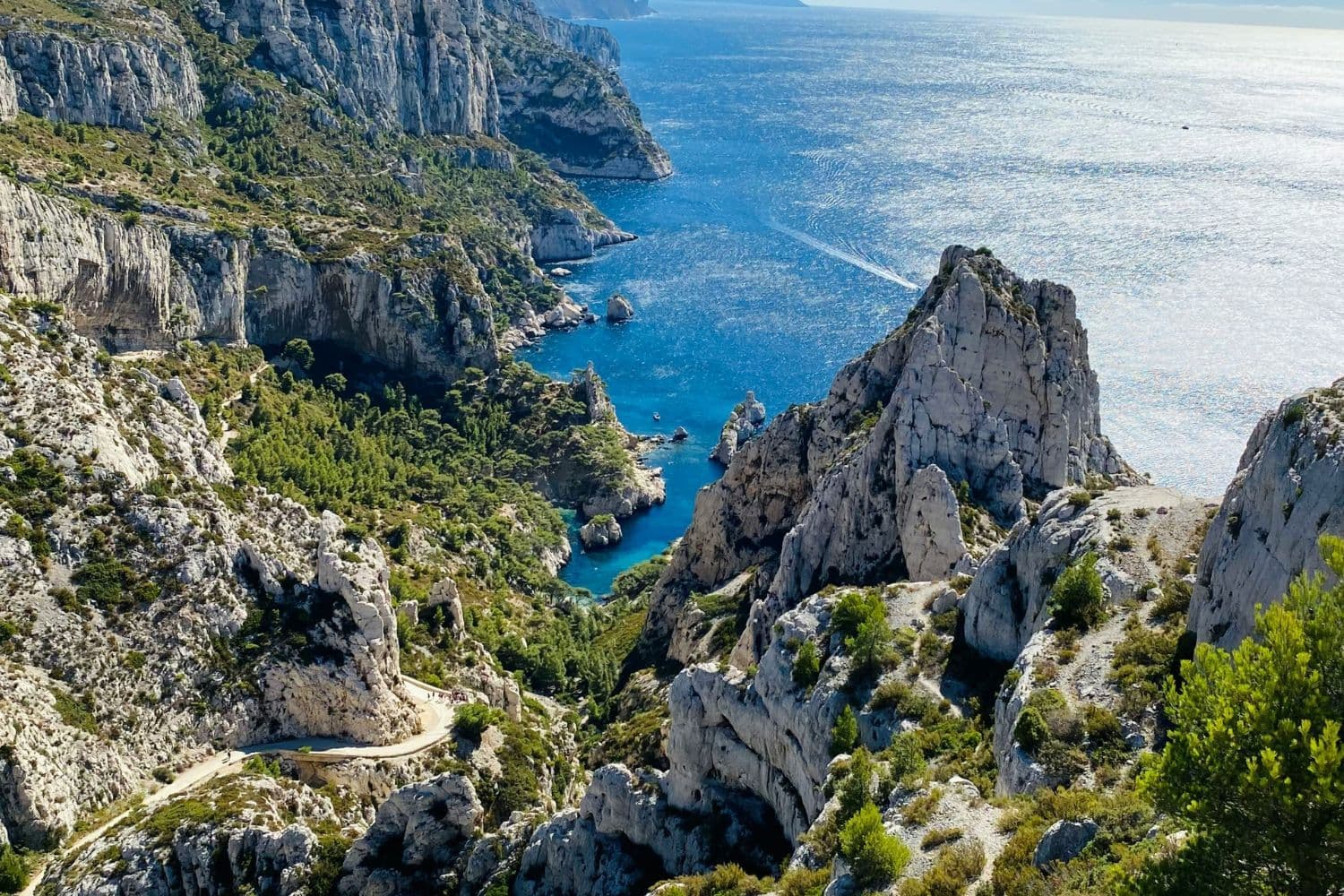 Vue sur une calanque entourée de falaises