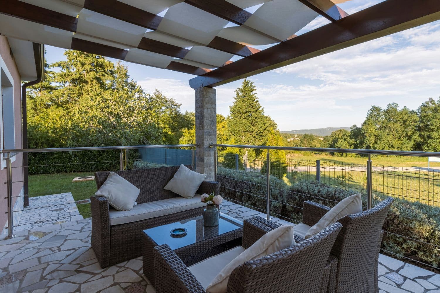 Salon de jardin sur une terrasse couverte