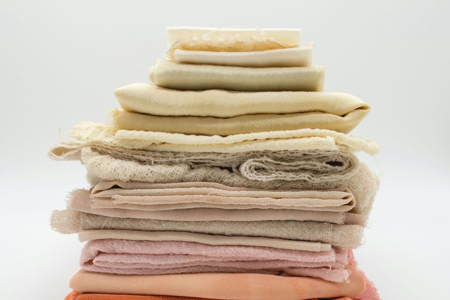 Pile de tissus aux couleurs vieillies