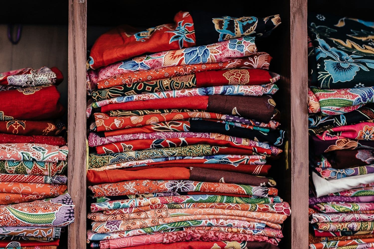 Pile de tissus rouges à motifs floraux