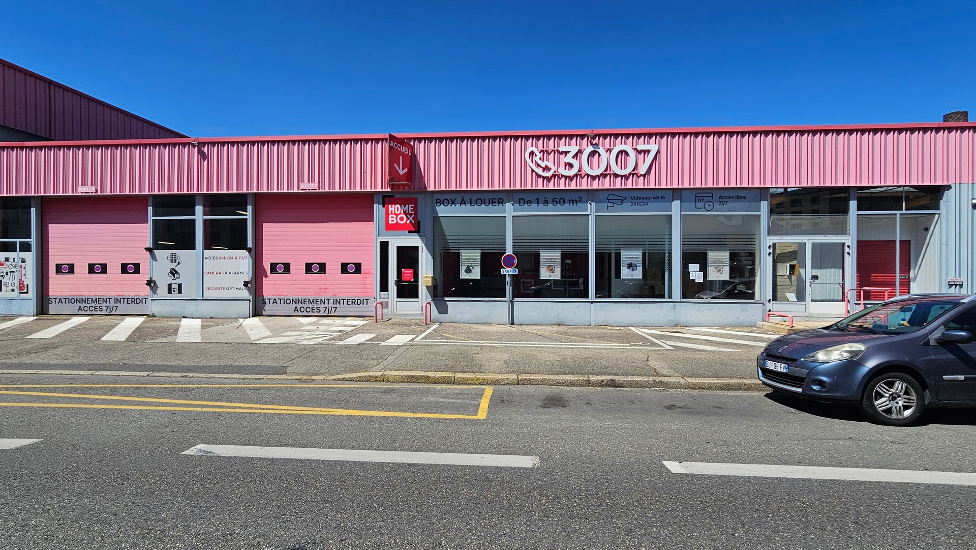 Façade rose avec signalétique numéro 3007 et accès 7 jours sur 7 du centre HOMEBOX Saint-Etienne, 24 rue du Mont à Saint-Etienne