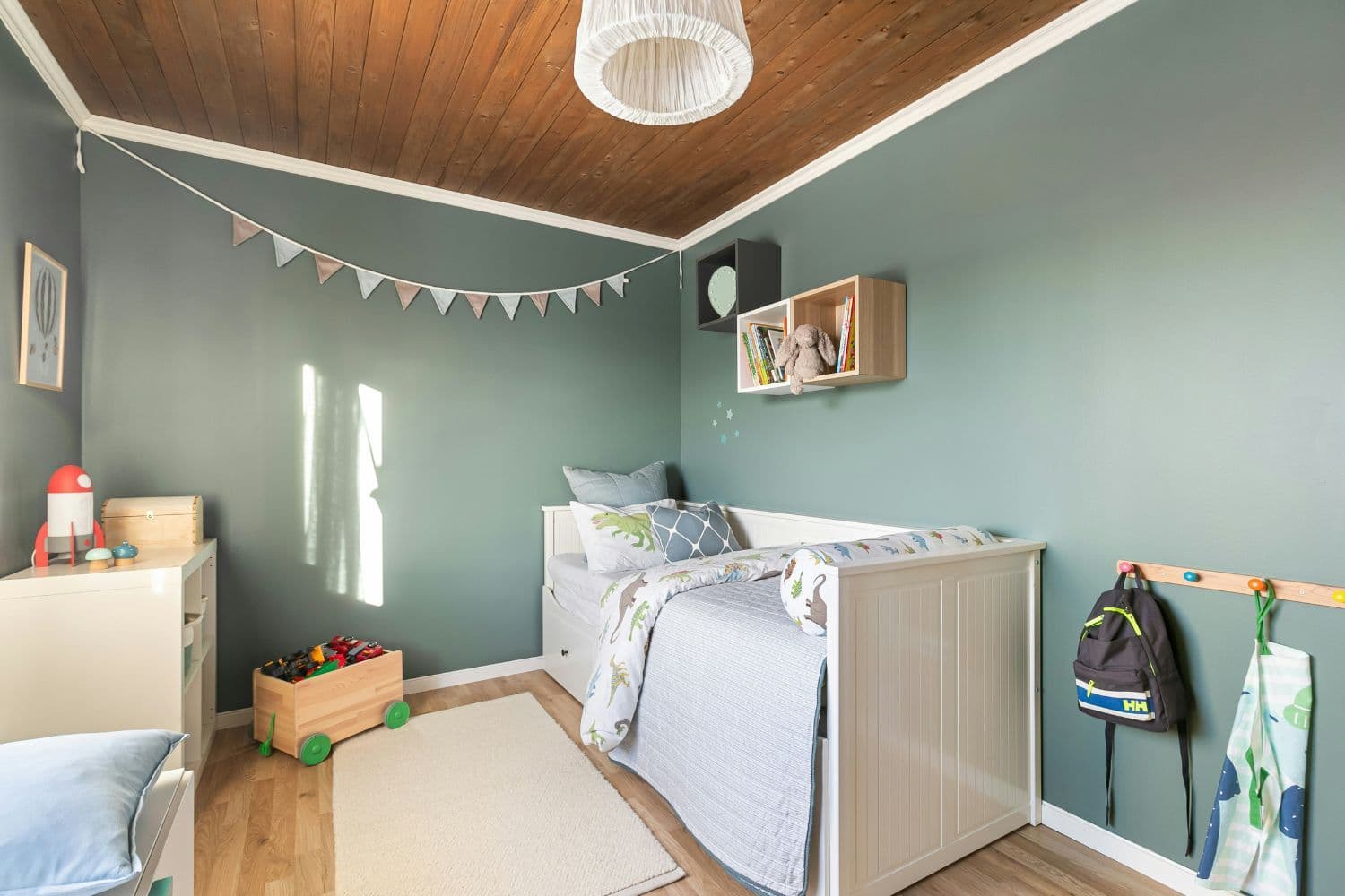 Chambre d’enfant avec un lit gigogne en bois blanc