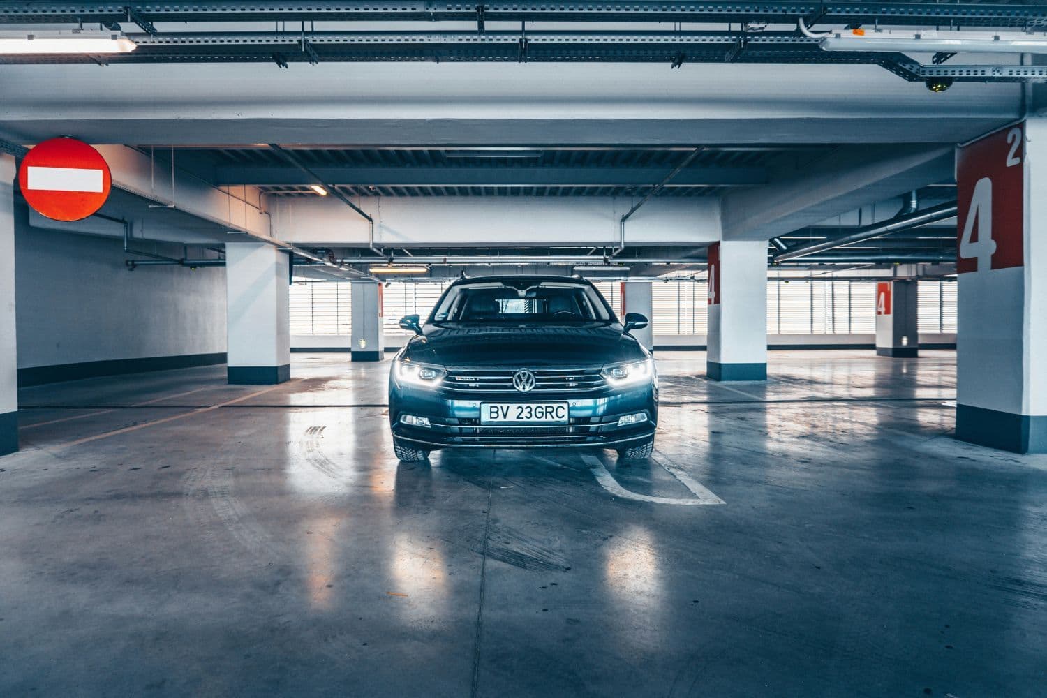Voiture stationnée en souterrain