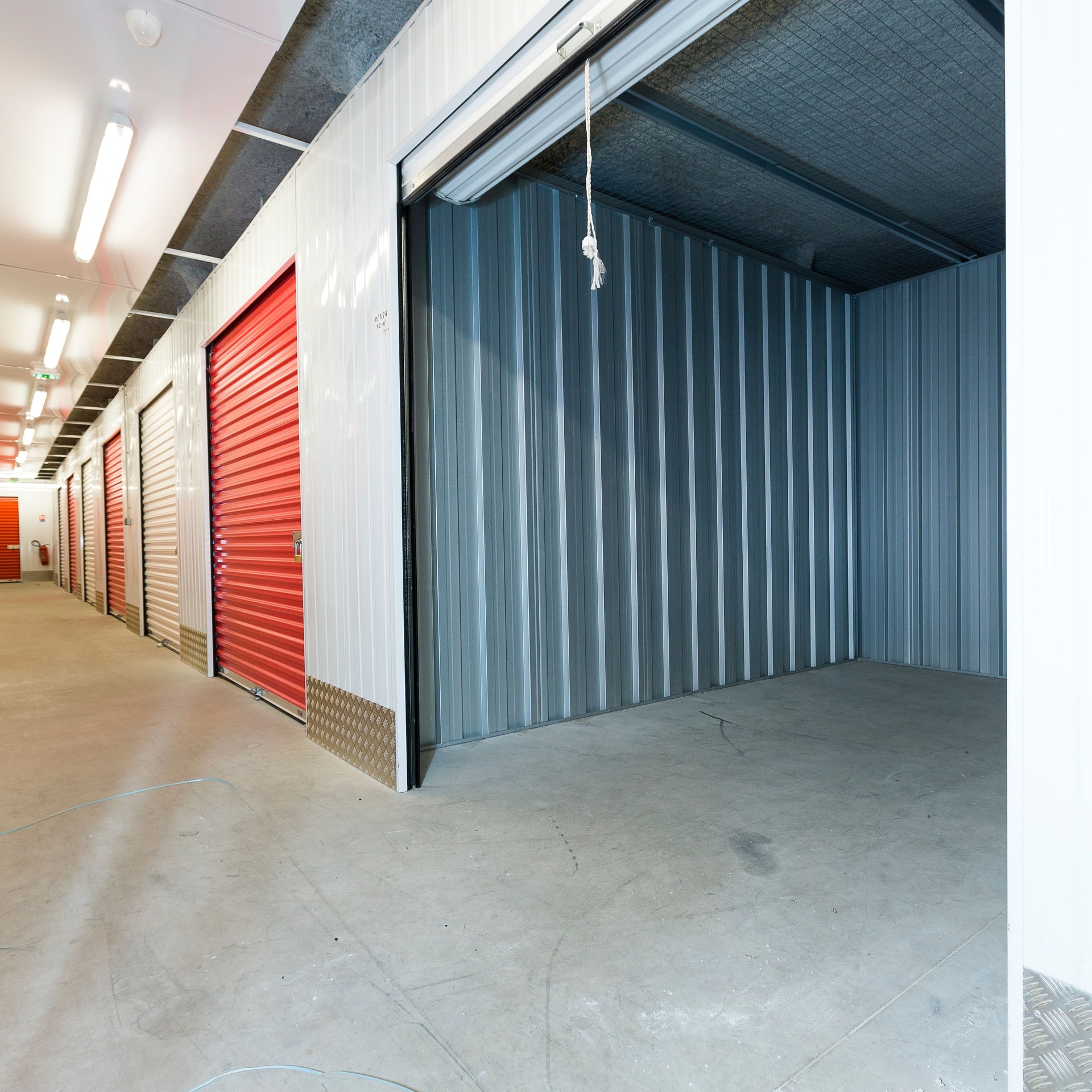 Box de stockage avec porte roulante ouverte au centre HOMEBOX Barcelona Eixample, Carrer Aragó.