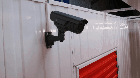 Caméra de surveillance au-dessus des portes roulantes au centre HOMEBOX Barcelona Eixample.