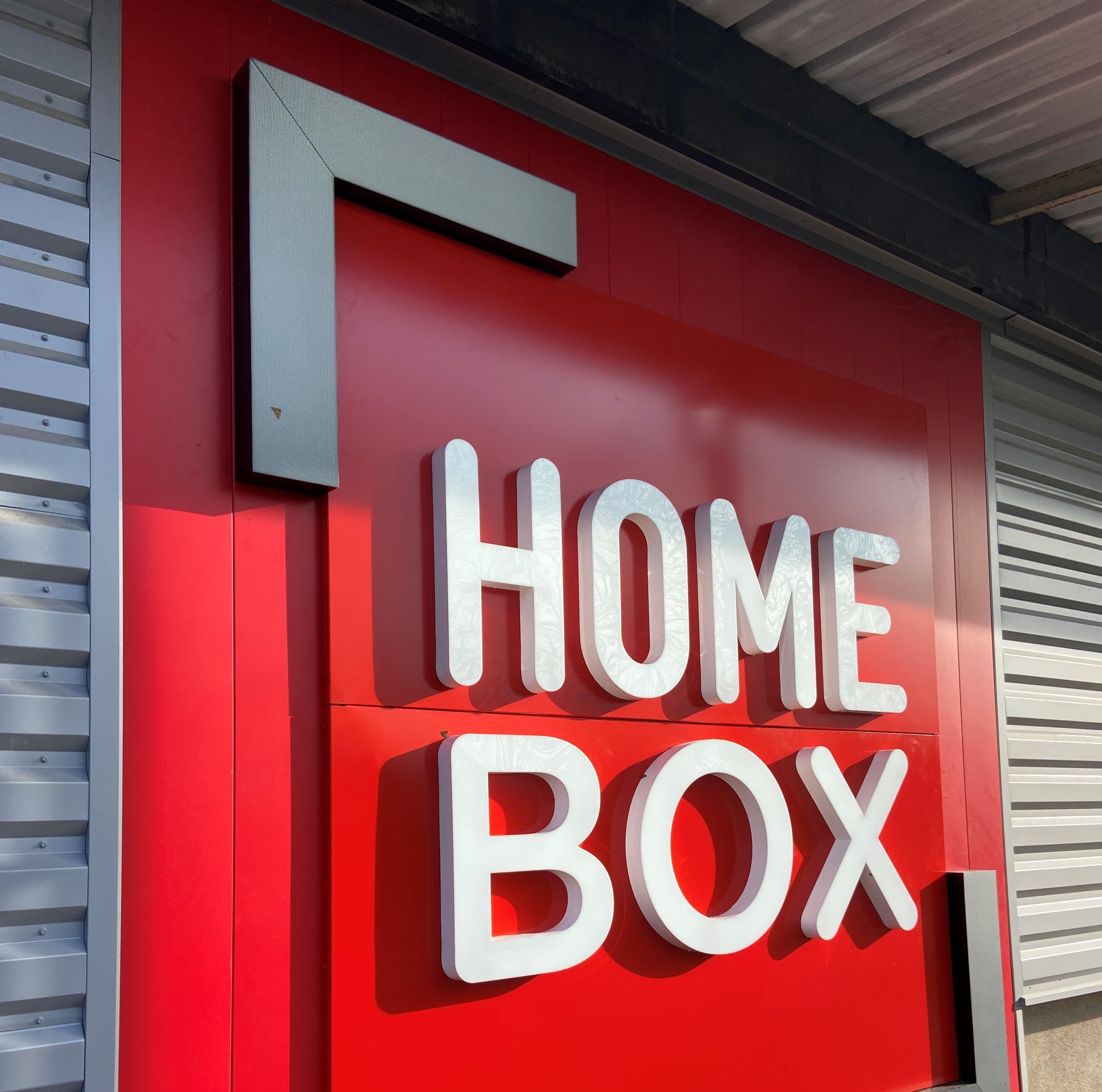 Enseigne HOMEBOX sur fond rouge au centre HOMEBOX Bourges.