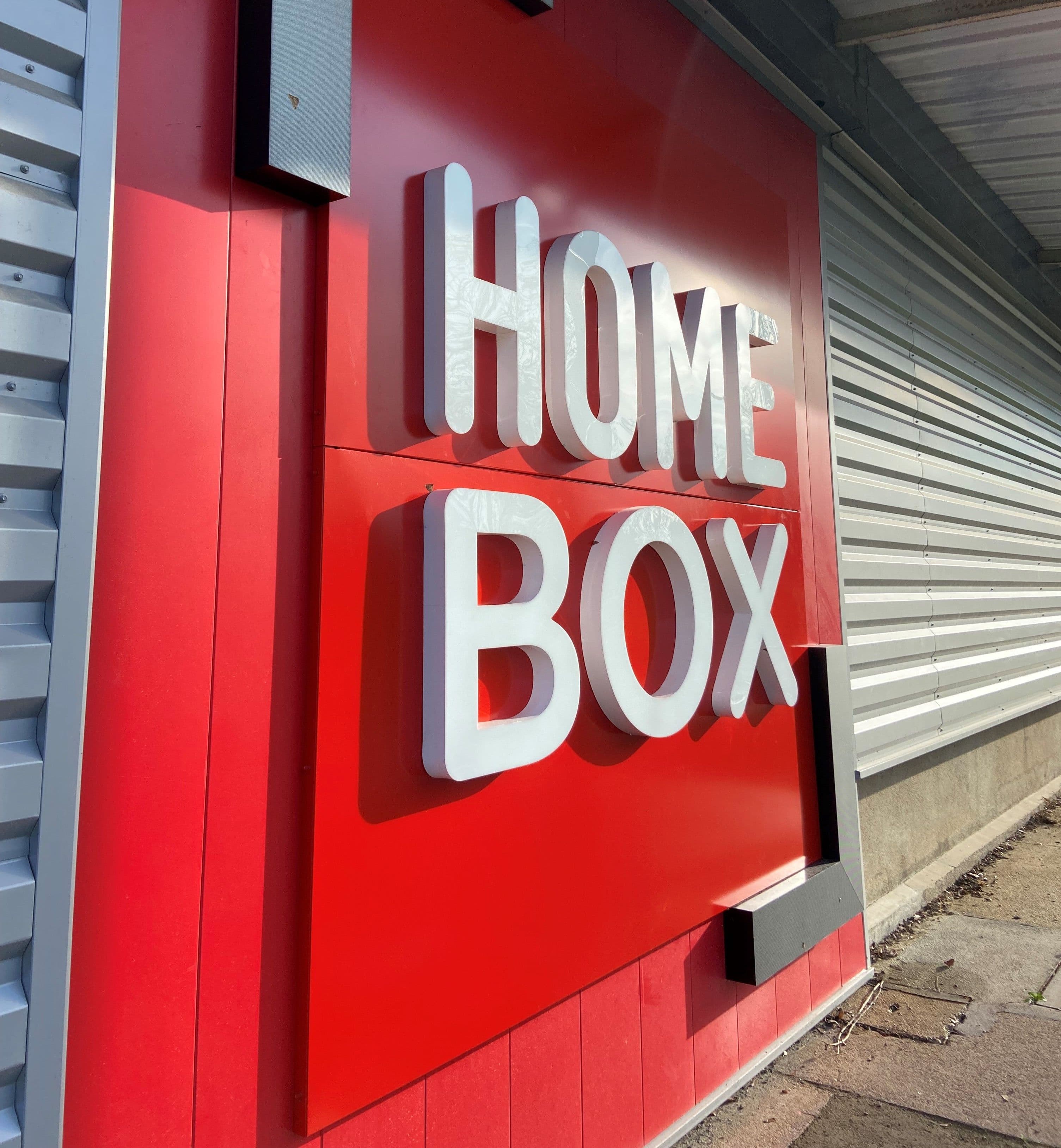 Enseigne HOMEBOX vue en perspective au centre HOMEBOX Bourges.