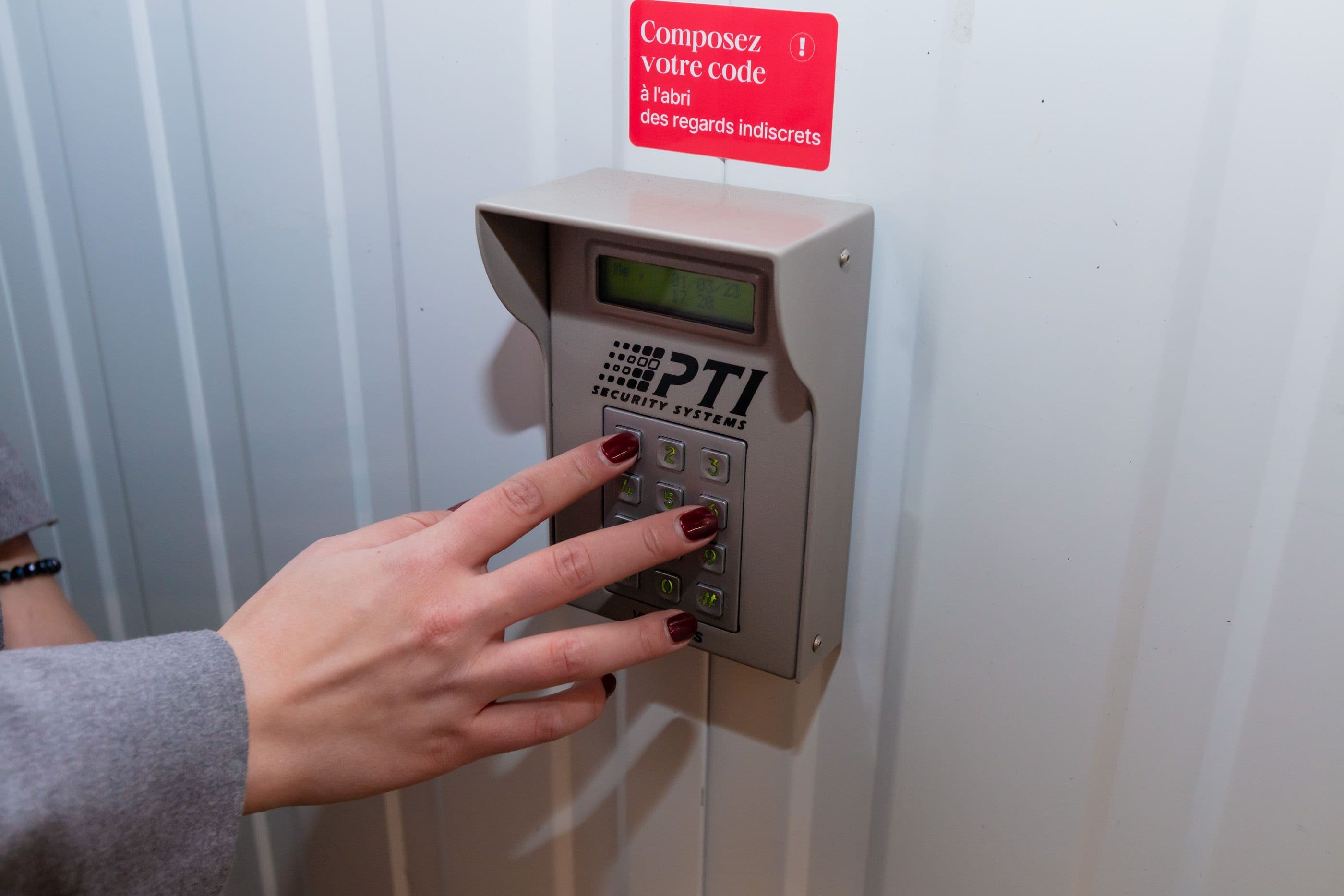 Main saisissant un code sur le clavier de sécurité au centre HOMEBOX Brie.