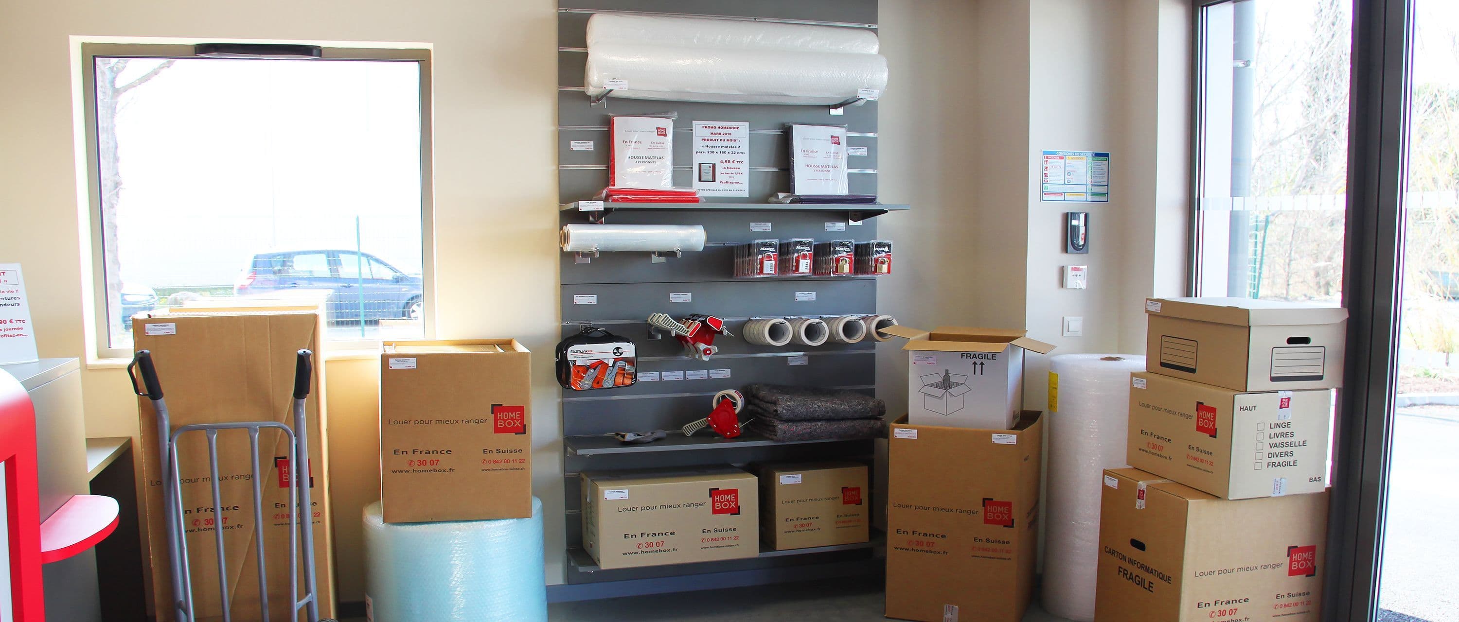 Matériel de déménagement en vente dans l’accueil du centre HOMEBOX Cébazat : cartons, adhésifs et protections.