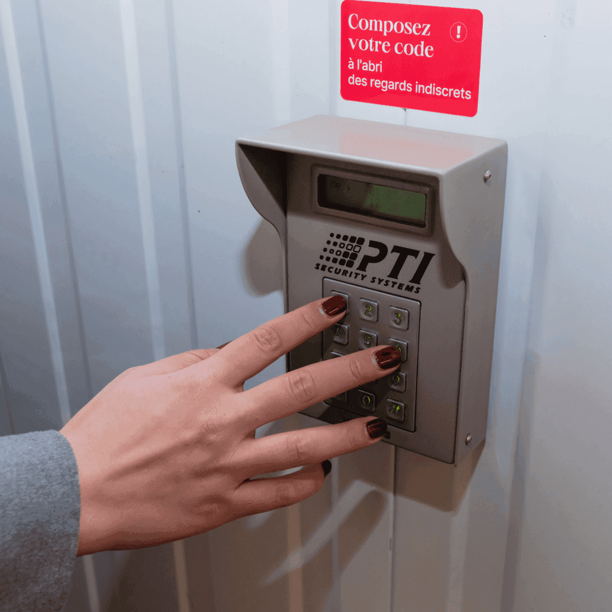 Main entrant un code sur le clavier de sécurité au centre HOMEBOX Corte.
