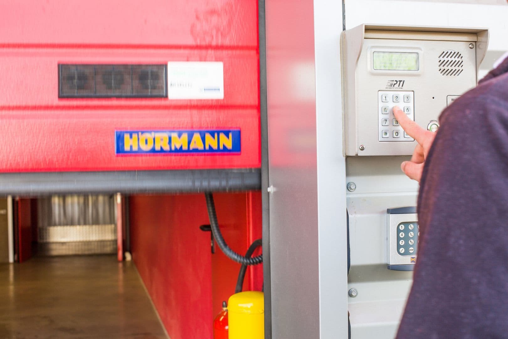 Système d’accès sécurisé d’un centre HOMEBOX, avec saisie d’un code sur clavier électronique à l’entrée.