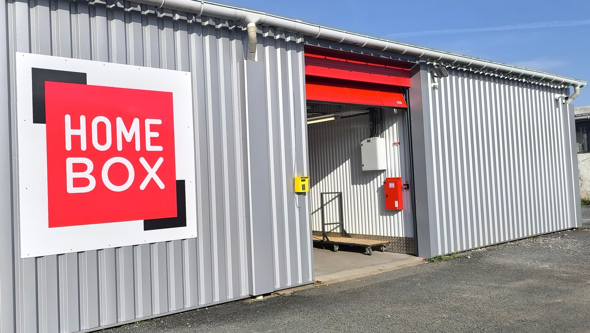 Façade grise avec enseigne HOMEBOX et entrée du centre HOMEBOX Fontenay-le-Comte, 3 Allée du Puits à Fontenay-le-comte