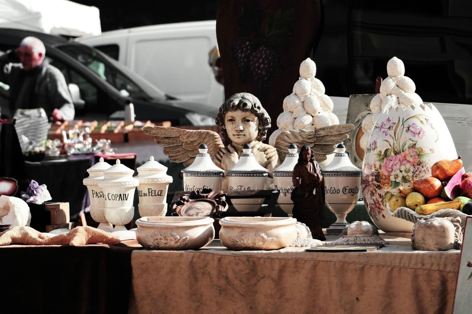 Bibelots et objets anciens dans une brocante par beau temps