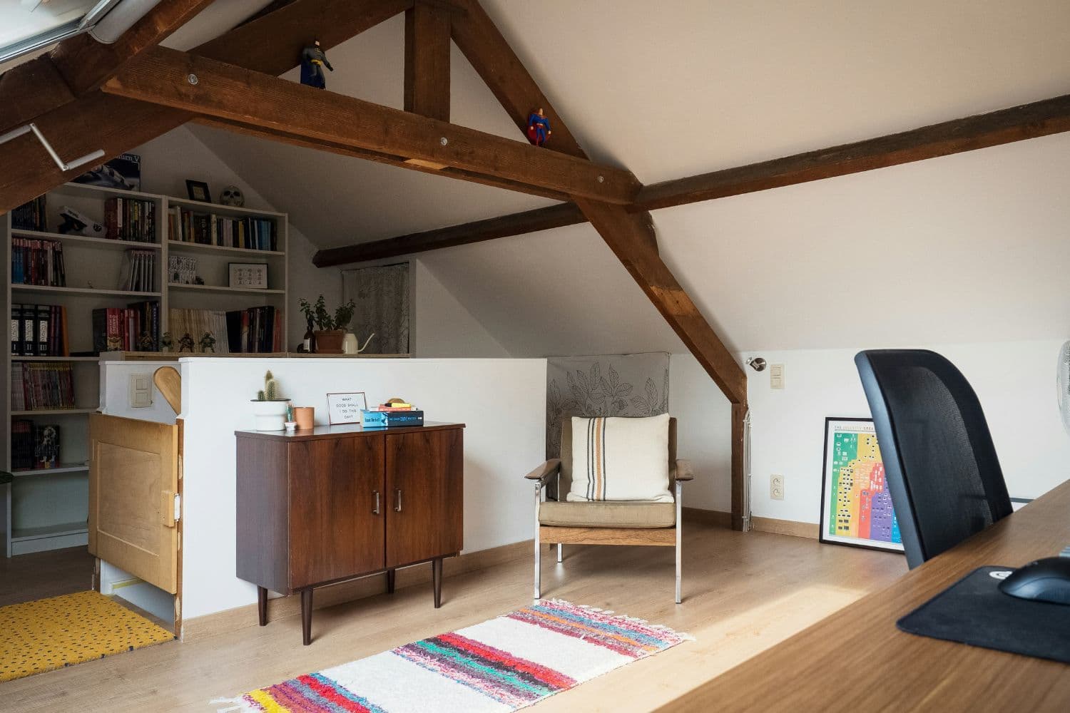 Combles aménagés en bureau avec chaises, commode et bibliothèque