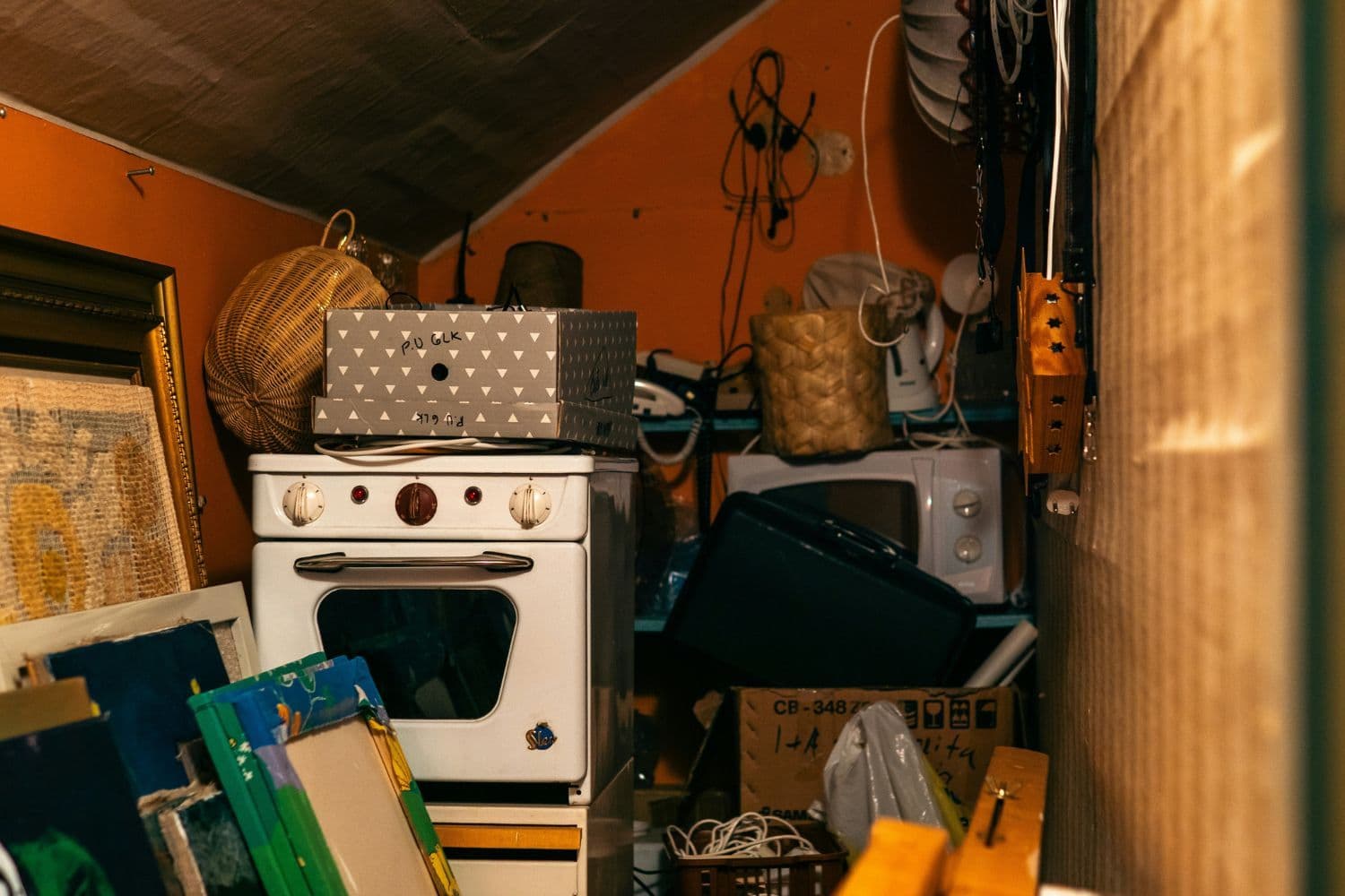 Combles encombrés par de vieux objets et électroménagers
