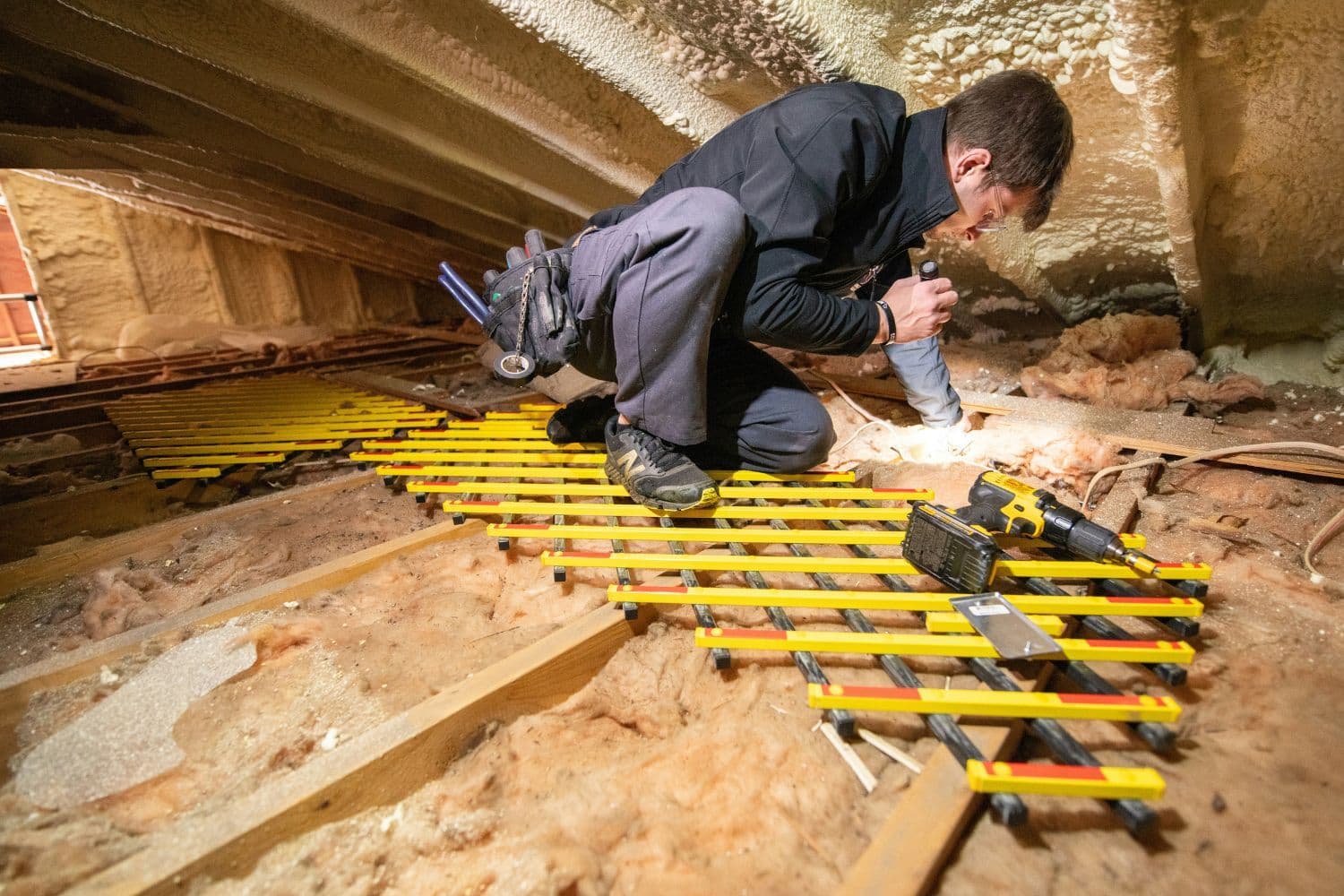 Personne effectuant des travaux au sol sous des pentes