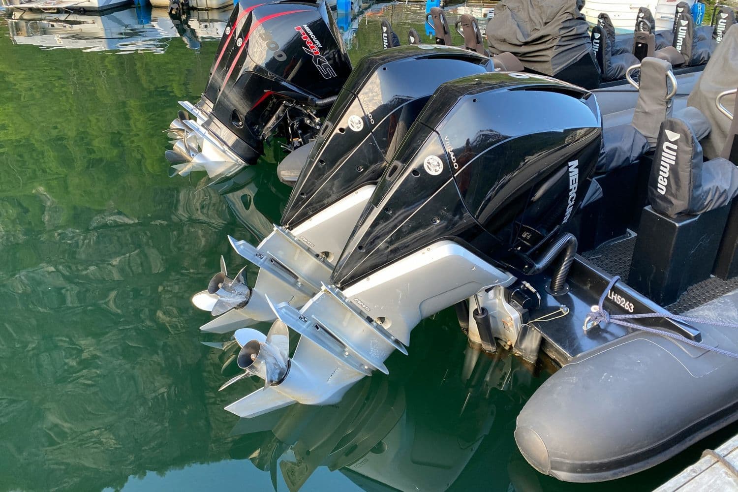 Bateaux pneumatiques en mouillage, moteurs relevés