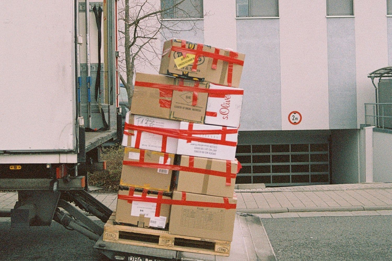 Cartons sur le hayon d’un utilitaire
