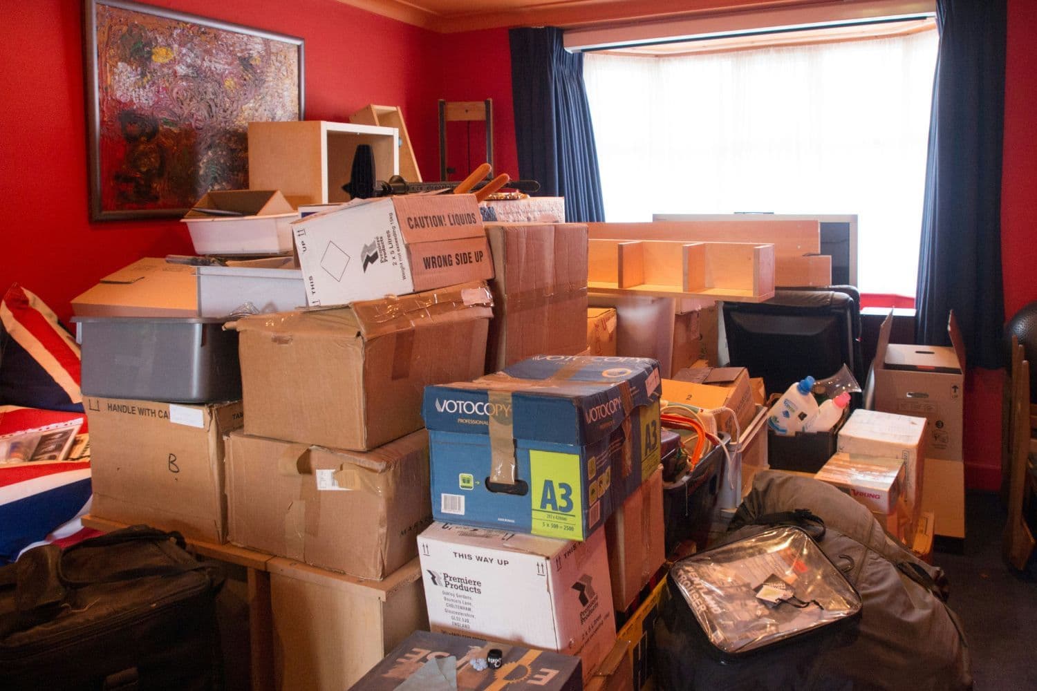 Salon rempli de cartons dans le cadre d’un déménagement