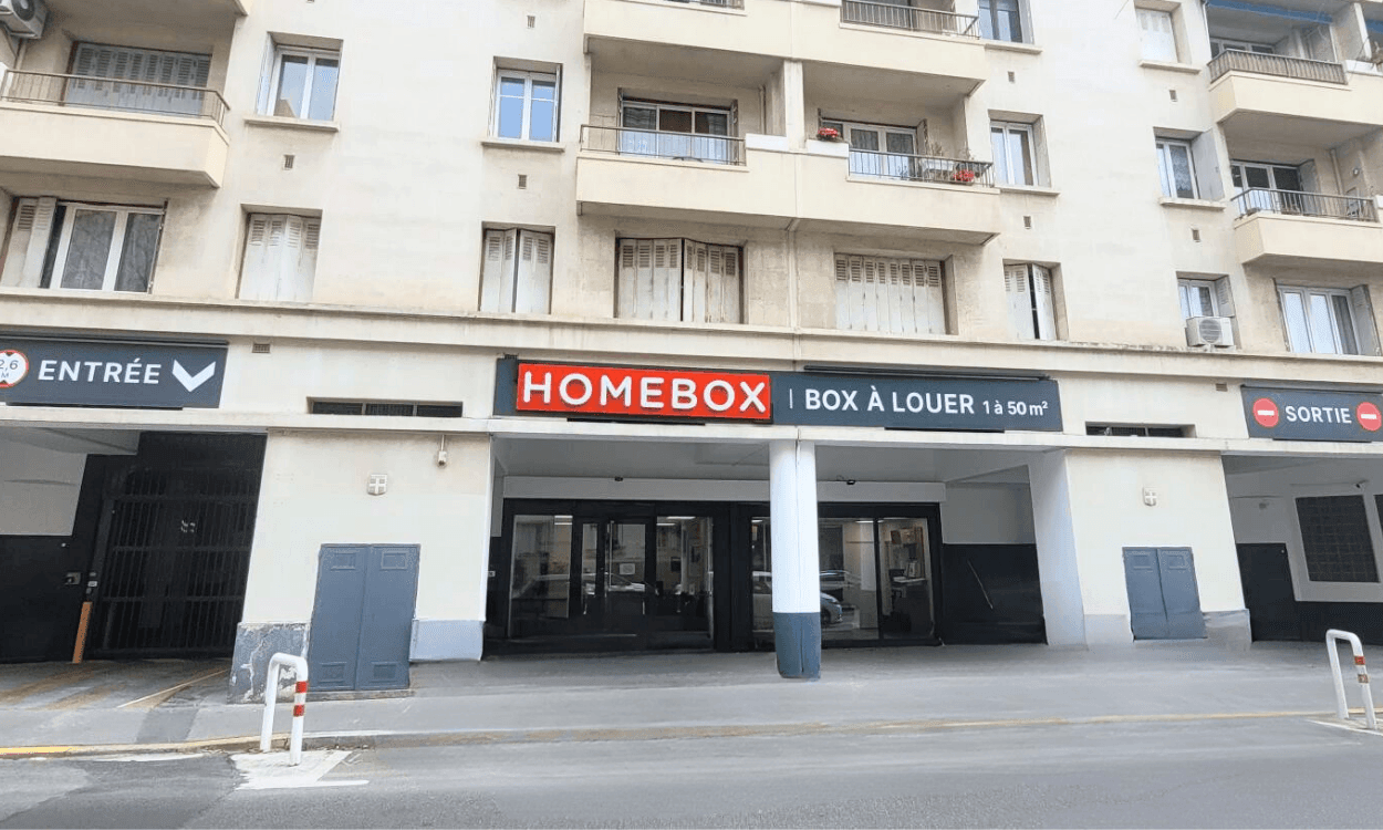 Façade en rez-de-chaussée d'immeuble avec enseigne Box à Louer, HOMEBOX Marseille - Le Rouet, 51 rue du Rouet à Marseille