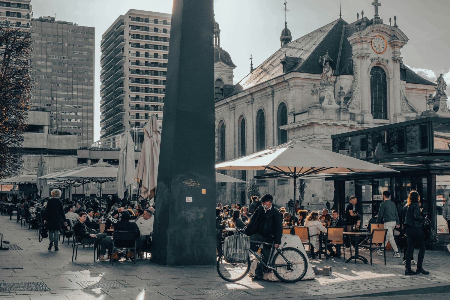 Église Saint-Sébastien de Nancy par temps ensoleillé avec de nombreuses personnes en terrasse
