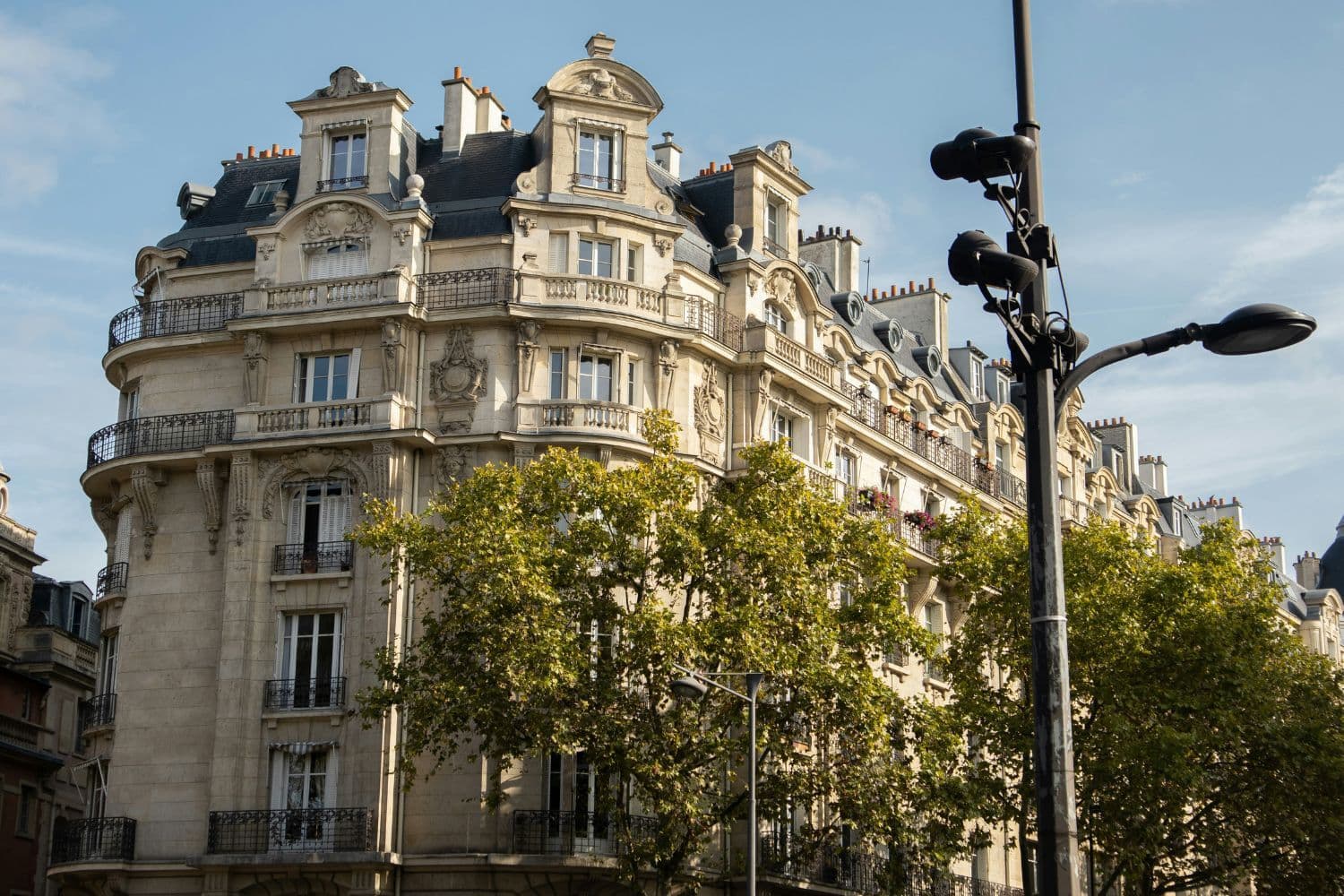 Immeuble haussmannien parisien par beau temps