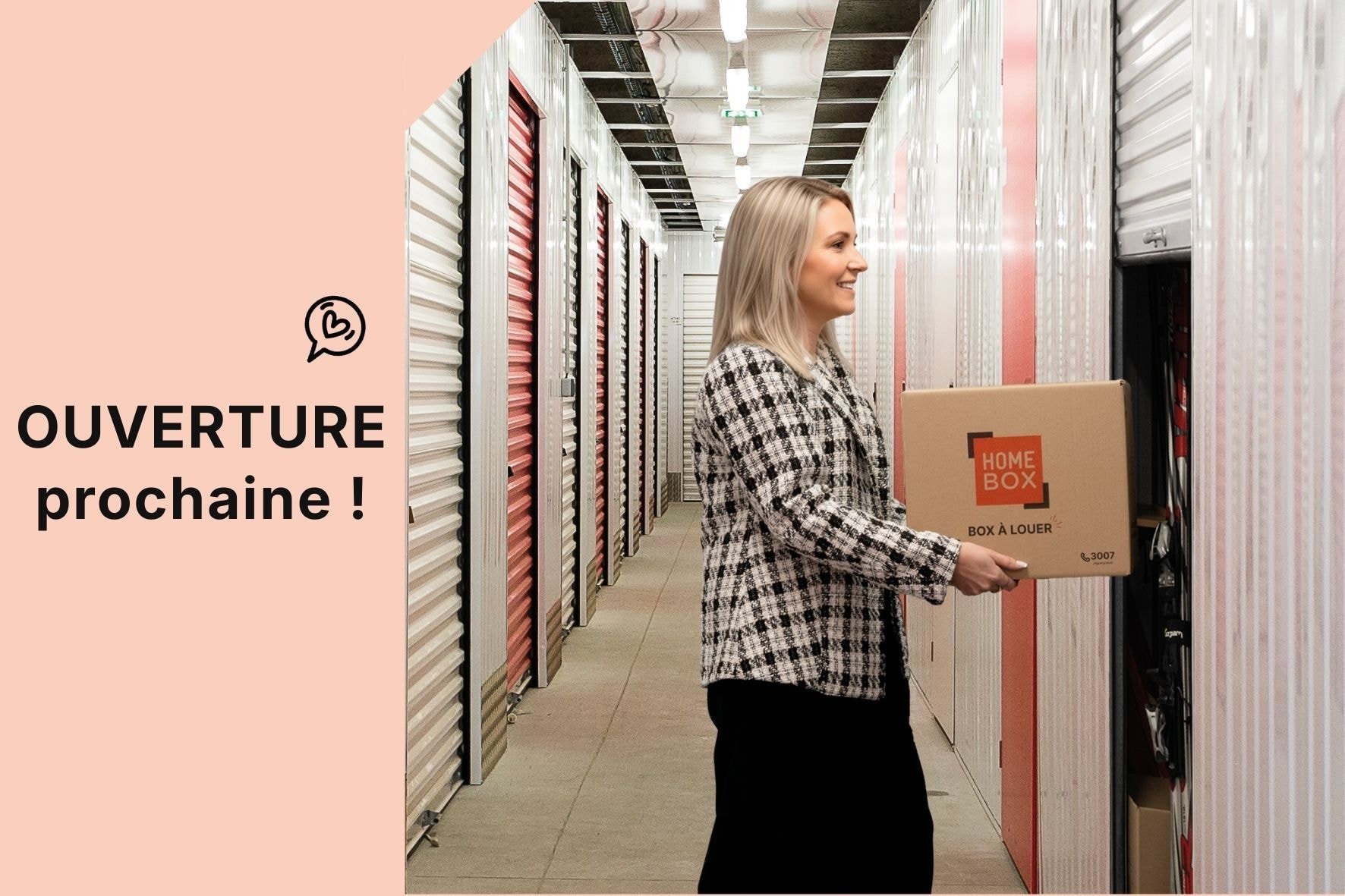 Visuel d'ouverture prochaine avec conseillère portant un carton dans un couloir de boxes, HOMEBOX Bordeaux Le Haillan Mérignac