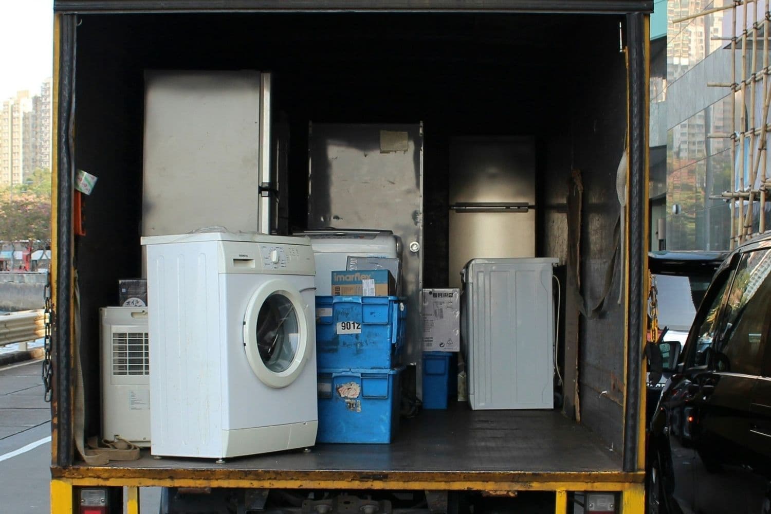 Vue sur l’intérieur d’un camion de déménagement chargé avec plusieurs appareils électroménagers