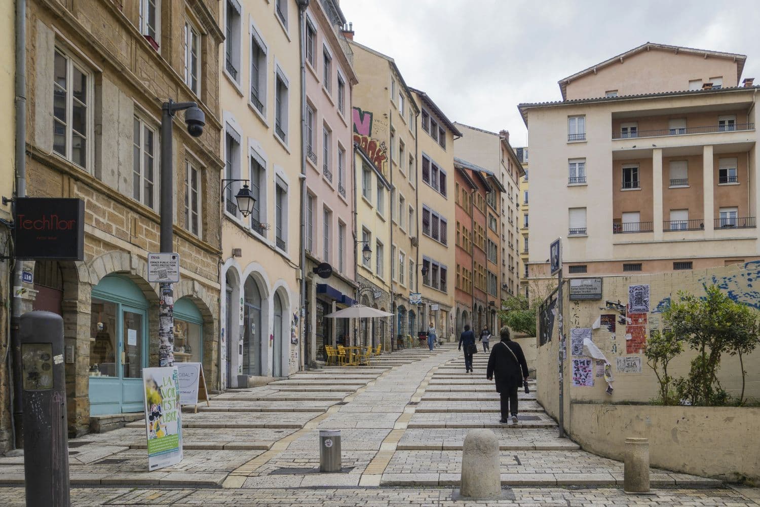 Pentes de la Croix Rousse avec immeubles aux tons pastels