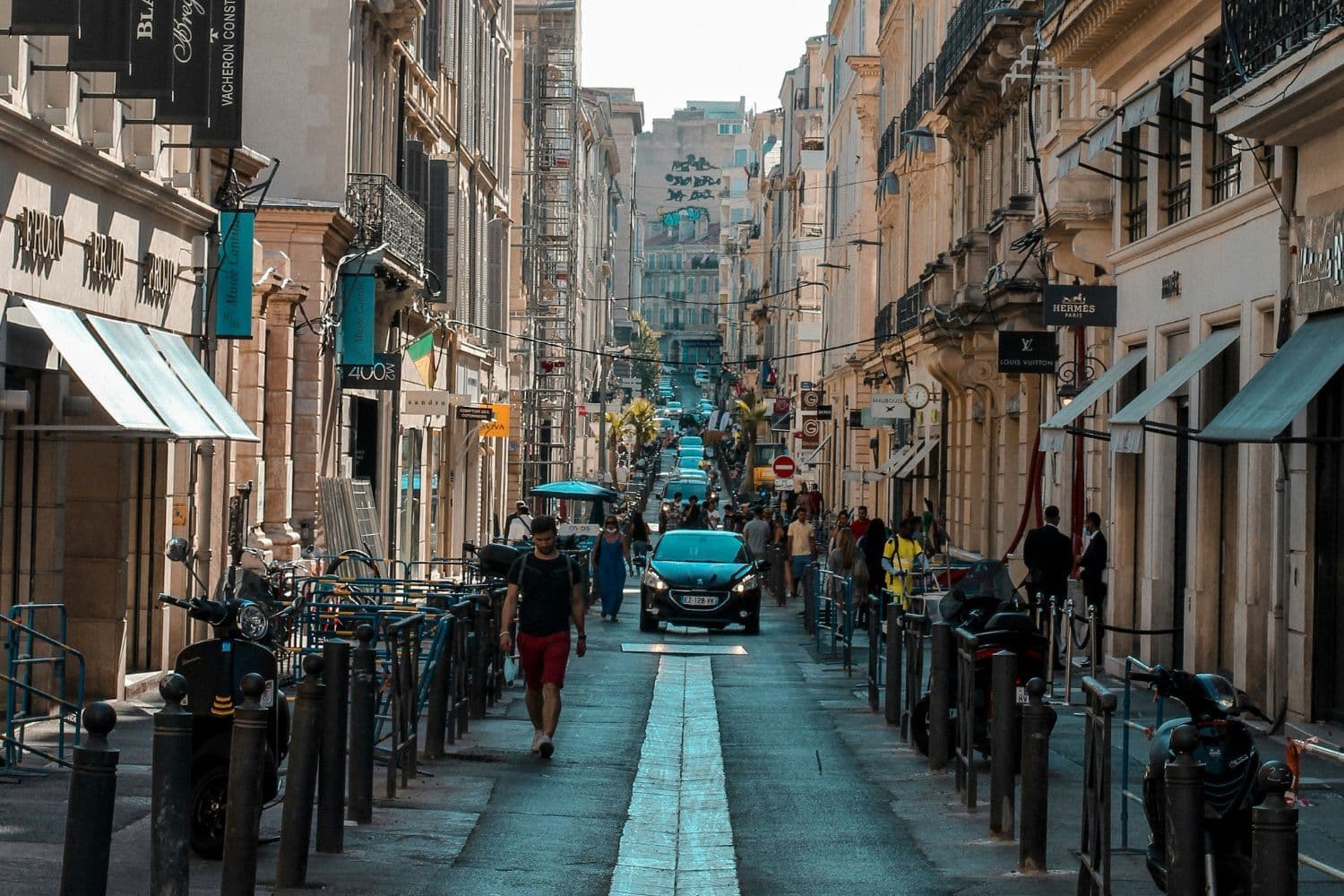 Rue marseillaise à sens unique, commerces de luxe de part et d’autres