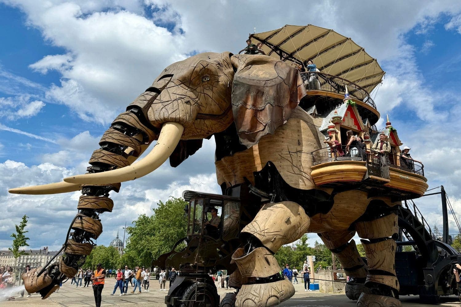 Éléphant des Machines de l’Île en marche et projetant de l’eau par sa trompe
