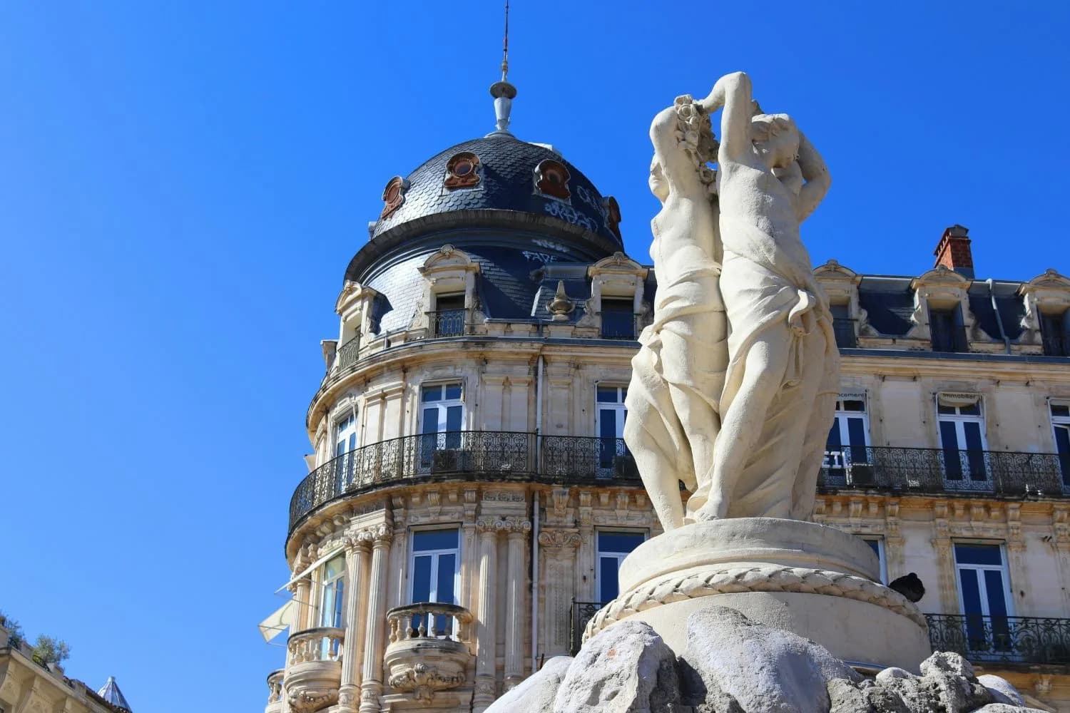 Fontaine des Trois Grâces en contre-plongée par beau temps