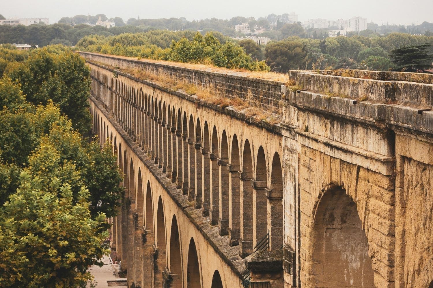Aqueduc Saint-Clément par beau temps