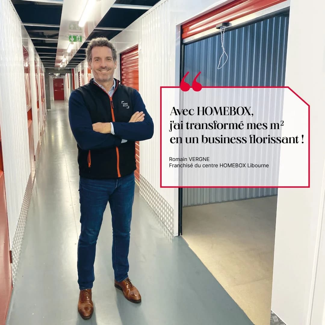 Franchisé HOMEBOX devant son box ouvert