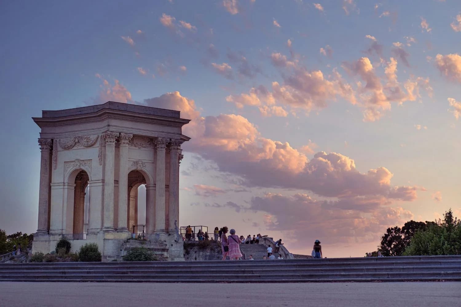 Vue sur le Château d’Eau du Peyrou par coucher de soleil
