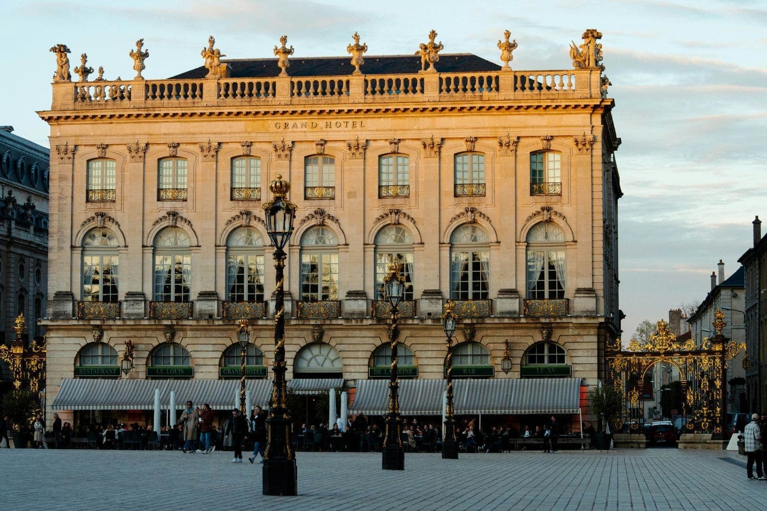 Vue sur le Grand Hotel de la Place Stanislas au soleil couchant